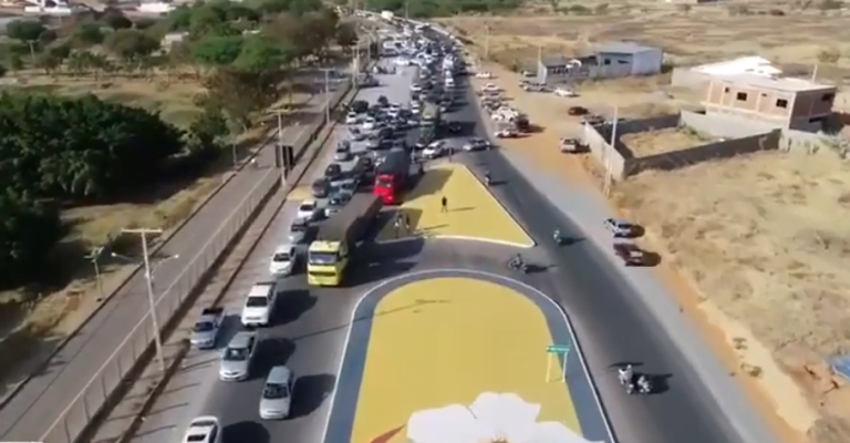 Apoiadores de Bolsonaro fazem carreata com centenas de veículos em Guanambi