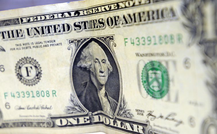 Bolsa opera em alta e dólar cai para R$ 3,70