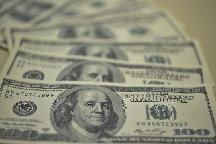 Dólar abre a semana em alta de 0,60% cotado a R$ 3,7598