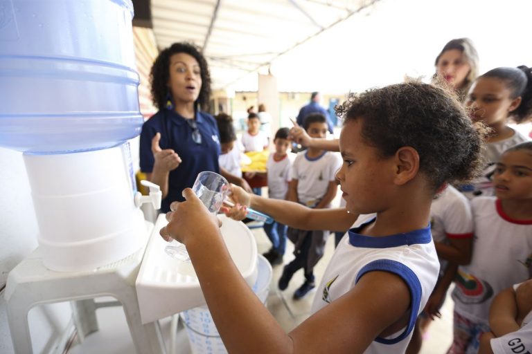 Alunos da rede pública receberão livros literários a partir de 2019