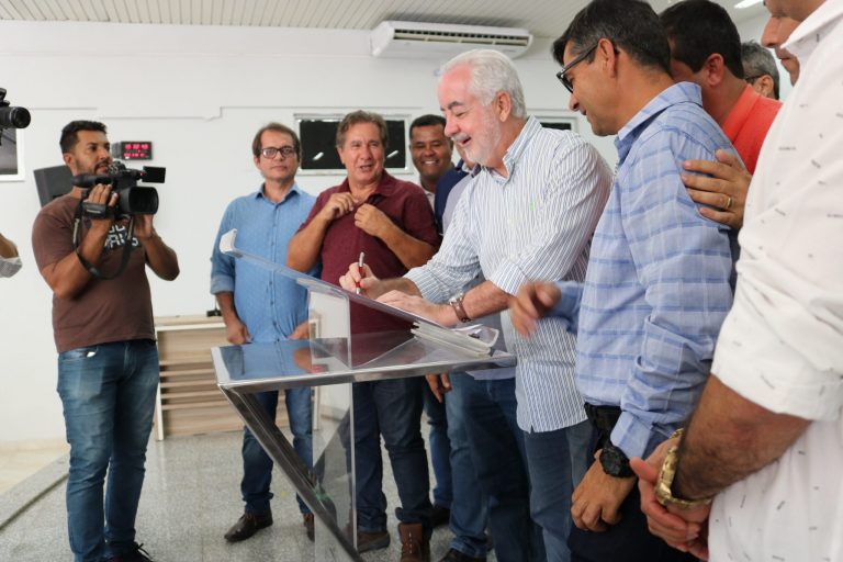 Secretário de Infraestrutura da Bahia assina a ordem de serviço para as obras do aeroporto de Guanambi