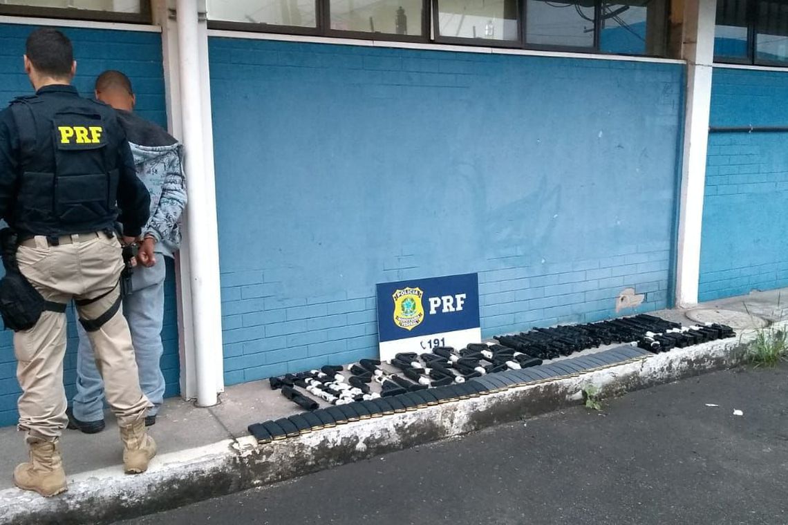 PRF apreende 20 fuzis destinados à quadrilha do Complexo da Maré