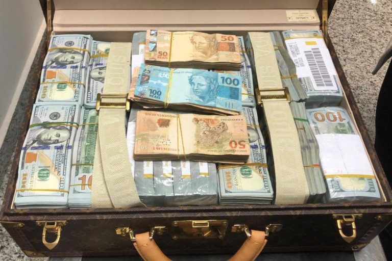 Receita e PF apreendem dólares com delegação da Guiné Equatorial