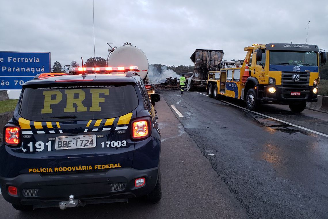 Presos em fuga incendeiam caminhões e interditam rodovia BR-116