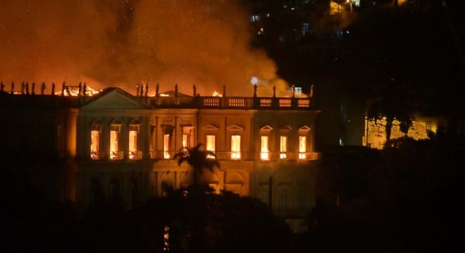 Incêndio de grandes proporções destrói o Museu Nacional no Rio de Janeiro