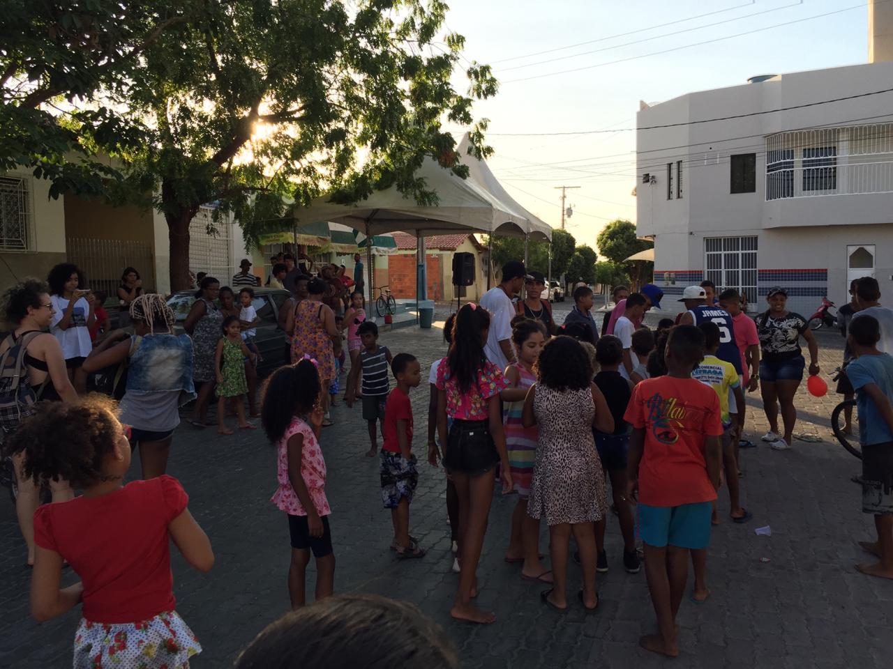 Grupo realiza ação do Dia das Crianças em Guanambi
