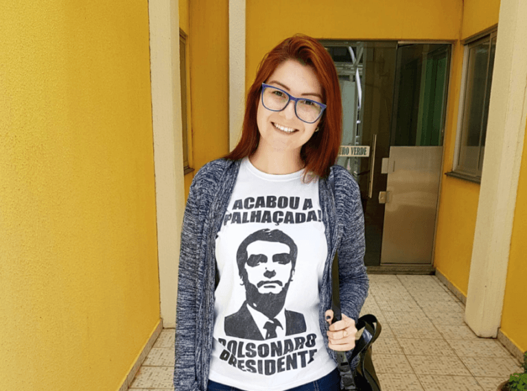 Deputada do PSL pede que alunos gravem vídeos para denunciar professores