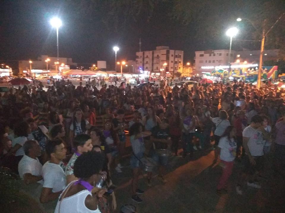 Manifestantes participam de ato #EleNão em Guanambi