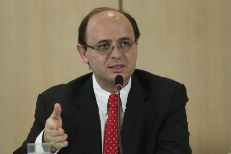 Ensino superior a distância é ferramenta de inclusão, defende ministro