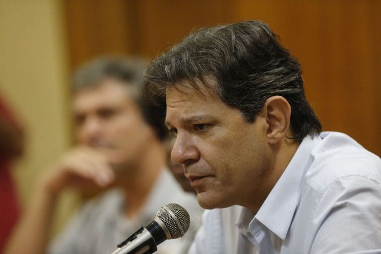 Para Haddad, instituições não estão reagindo a ameças à democracia