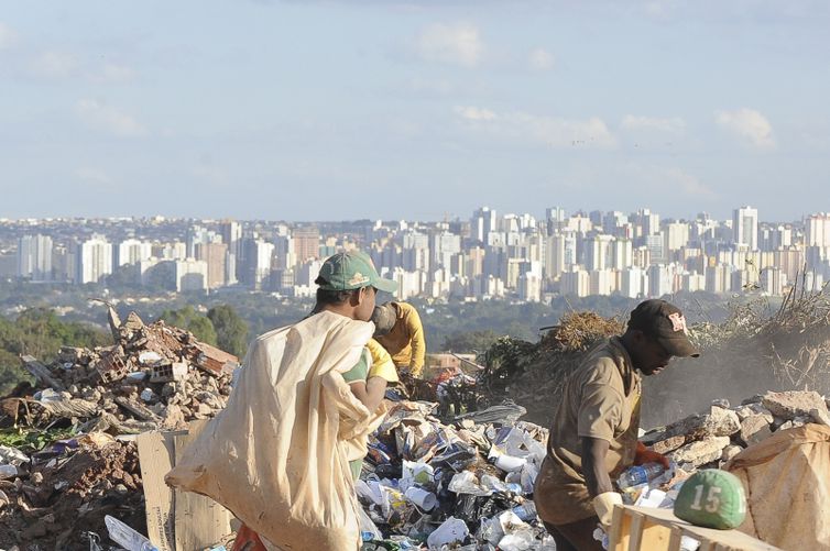 Surgimento de lixões está ligado à falta de recursos e educação