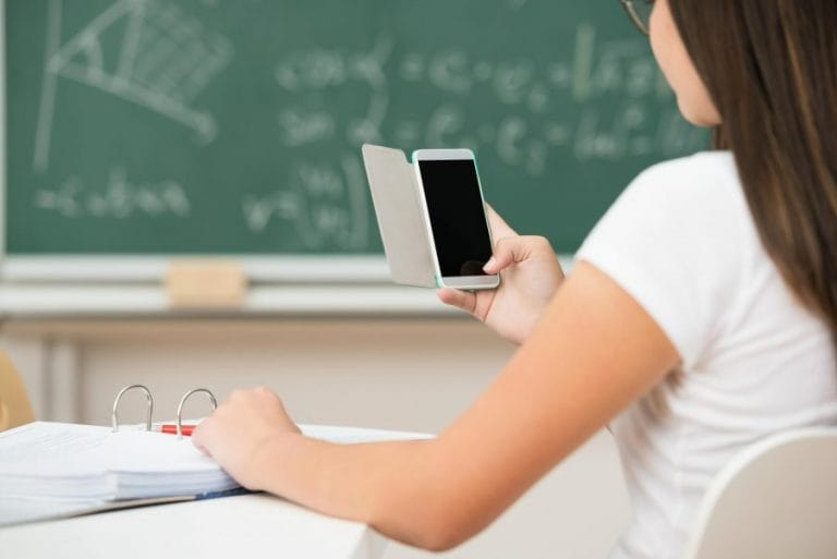 Bahia: Deputado apresenta Projeto de Lei que proíbe o uso celulares nas salas de aula