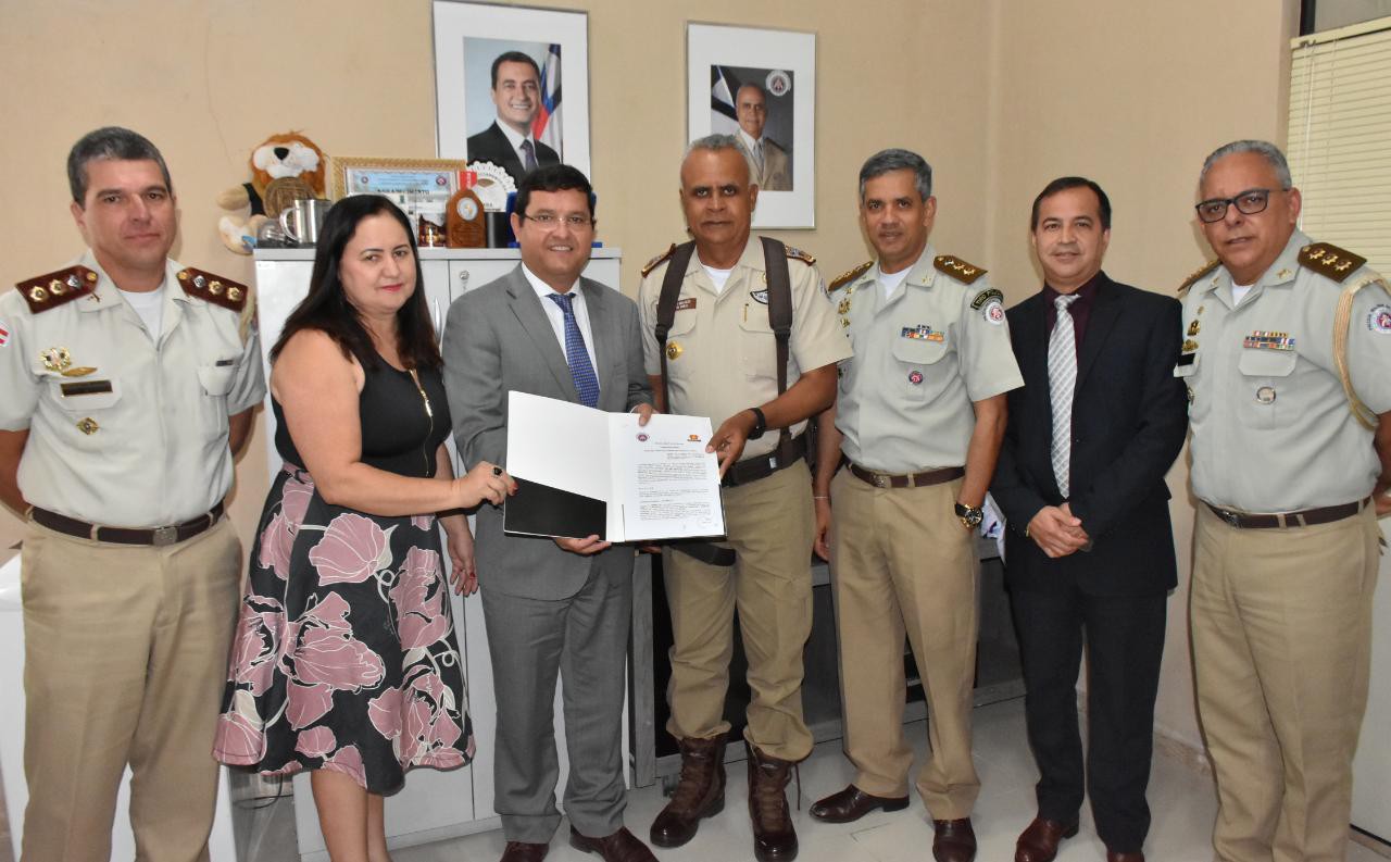 Foi assinado o Termo de Cooperação para implantação da disciplina Militar em colégio de Guanambi