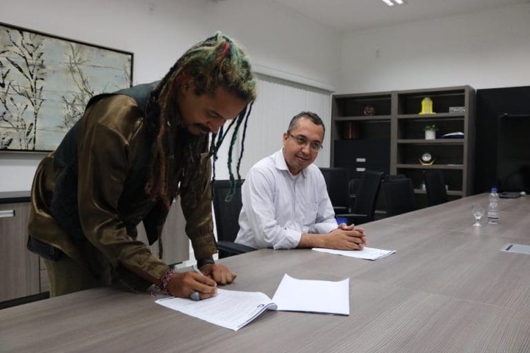 Vencedor do concurso literário, “Guanambi 100 anos”, assina contrato para elaboração do livro