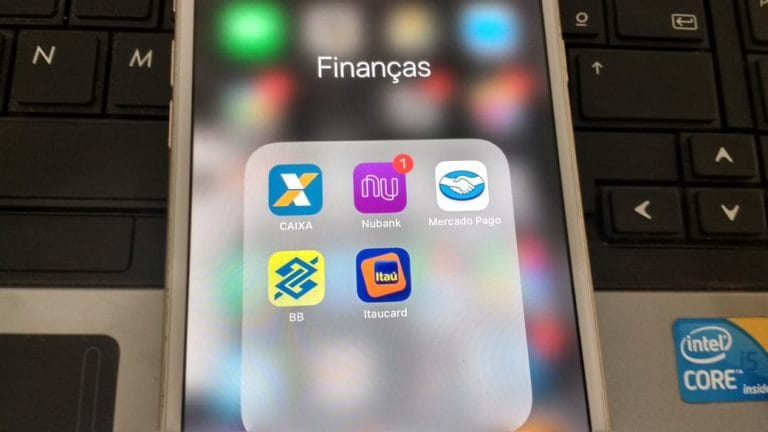 Serviços bancários feitos por celular aumentam no país, diz BC