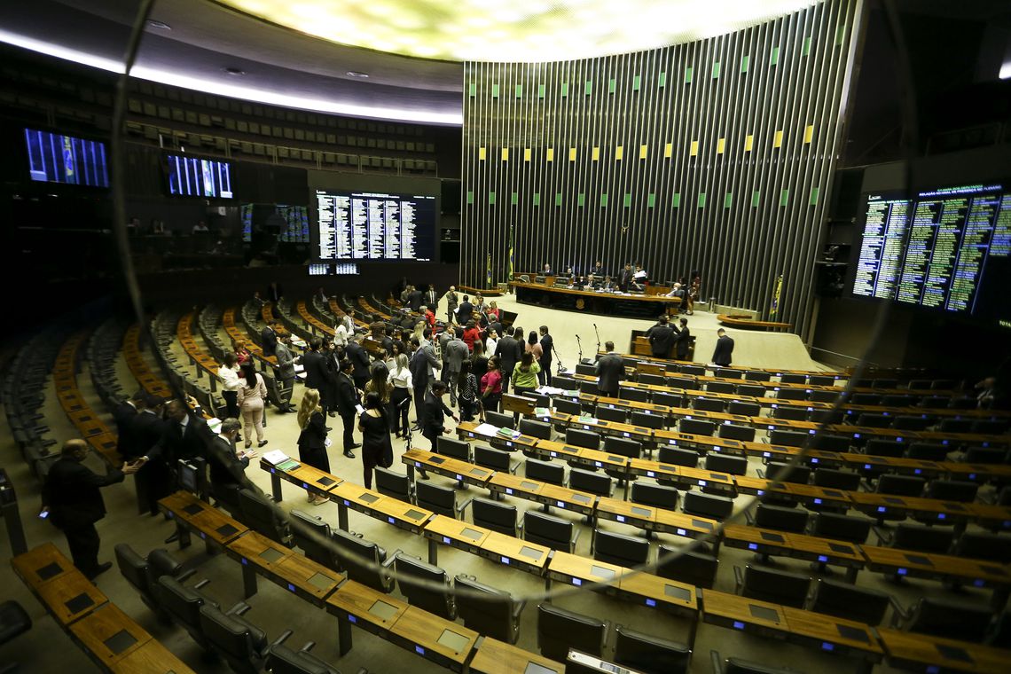 Câmara aprova MP que amplia capital estrangeiro na aviação