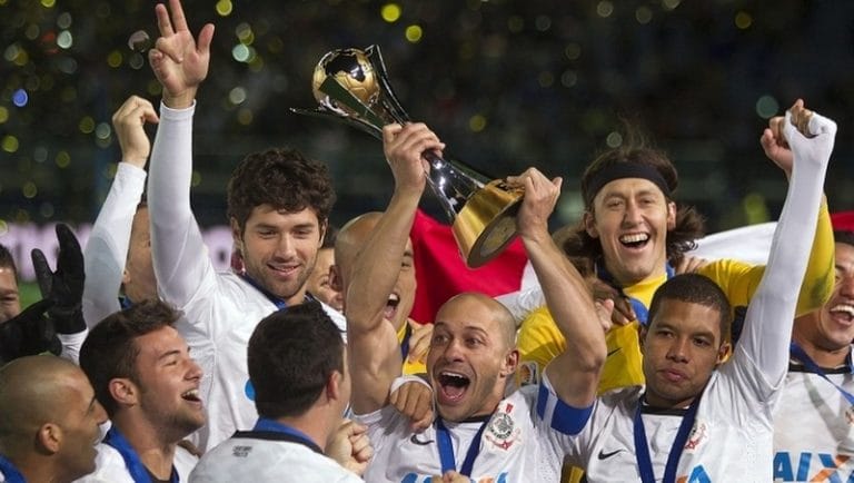Justiça penhora taça do Mundial de 2012 do Corinthians