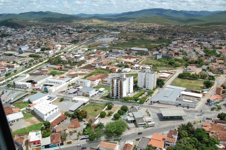 Jequié: menina de 7 anos morre eletrocutada após segurar em ferro que sustentava toldo de igreja