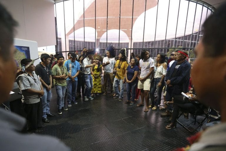 Indígenas fazem ato em defesa de direitos previstos na Constituição