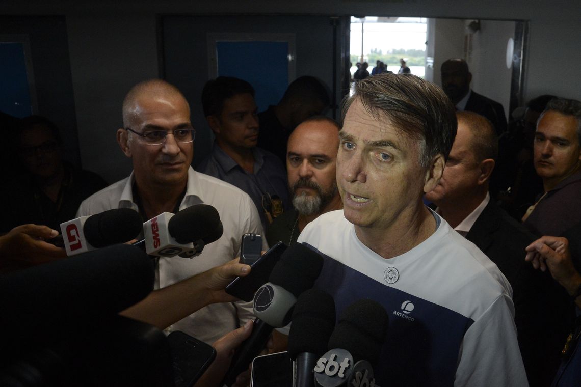 Bolsonaro volta a dizer que médicos cubanos são escravos da ditadura