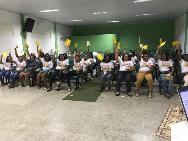 Mulheres do Rancho das Mães recebem certificação por projeto de qualificação profissional e atividades político-formativas