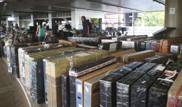 Médicos cubanos deixam o país pelo Aeroporto de Brasília