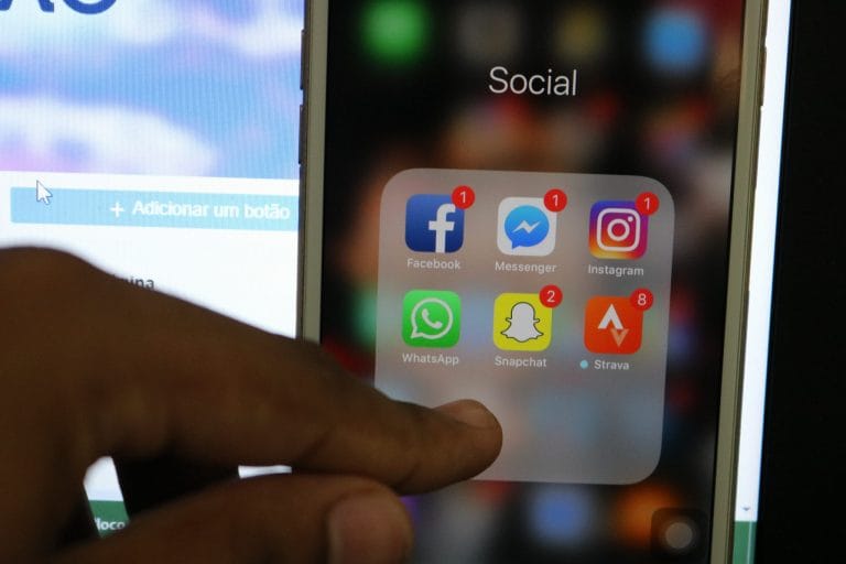 Mídias sociais elevam depressão entre meninas, diz pesquisa