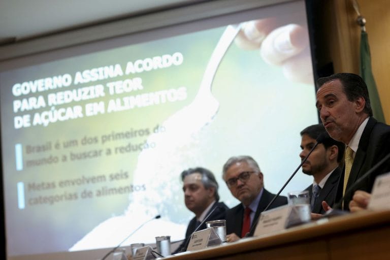 Acordo pretende reduzir 144 mil toneladas de açúcar de alimentos