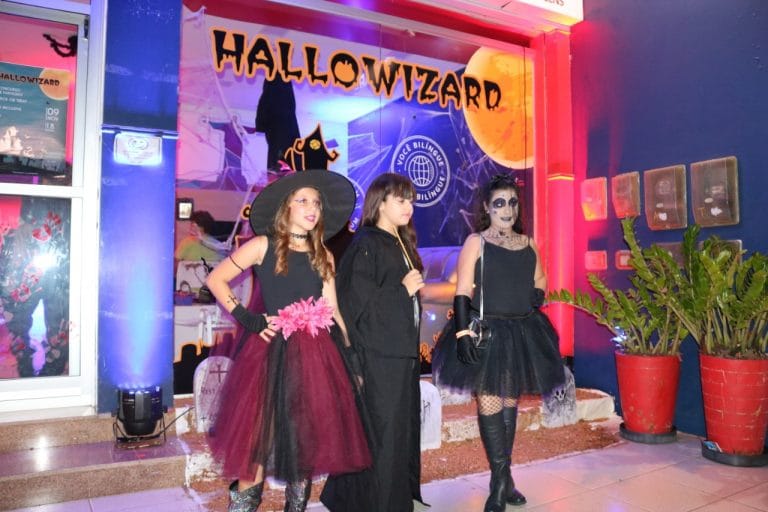 Escola de idiomas realiza festa temática Hallowizard em Guanambi