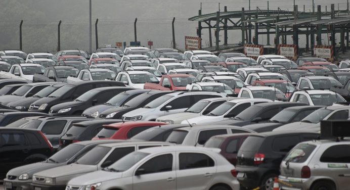 Venda de veículos leves pode ter alta de 11% neste ano, diz Fenabrave