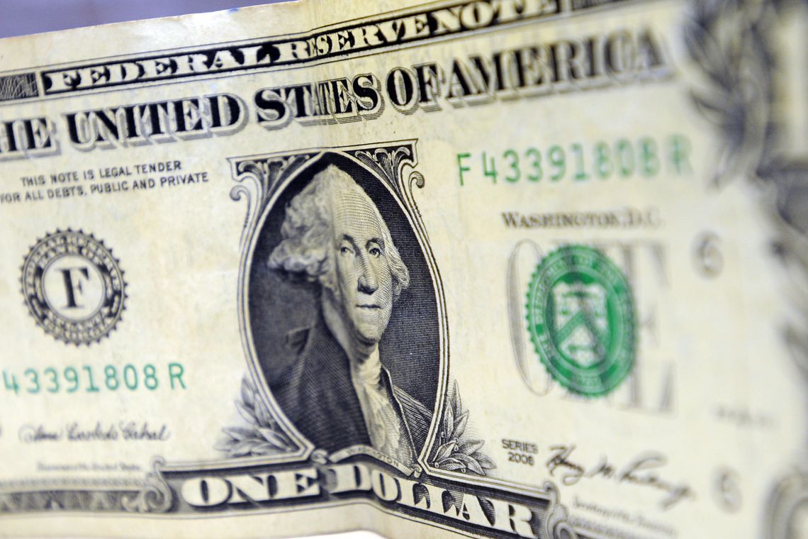 Dólar aproxima-se de R$ 4,45, e bolsa cai 7%