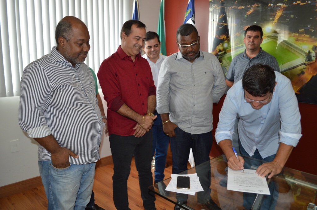 Ordem de serviço para construção da Casa do Empreendedor foi assinada em Guanambi