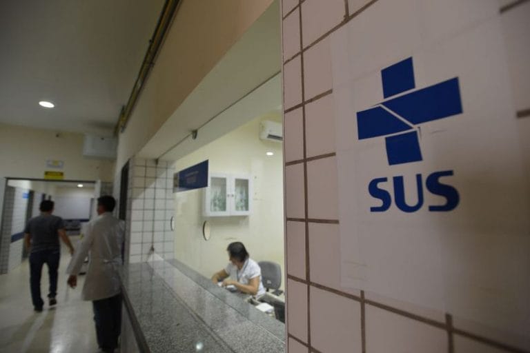 Metade das prefeituras gastam menos de R$ 403 ao ano na saúde
