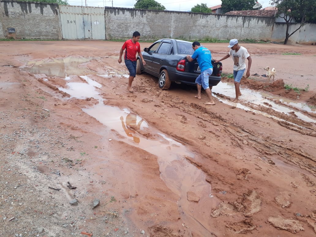 Chuvas intensas deixam ruas intransitáveis em Guanambi