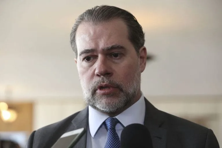STF adia decisão sobre necessidade de aviso prévio para manifestações