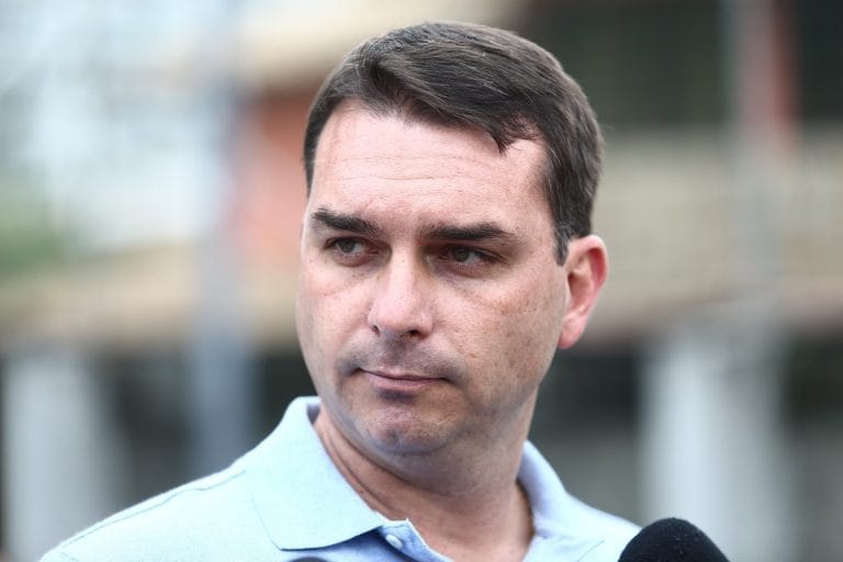 Flávio Bolsonaro se dispõe a prestar esclarecimentos ao MPRJ
