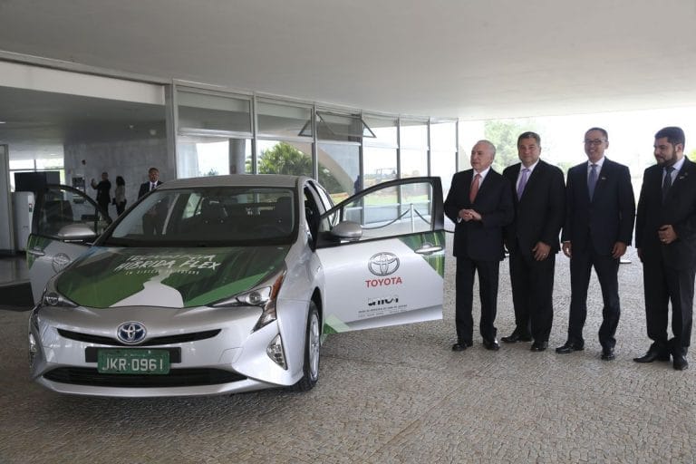 Governo lança tecnologia para produzir 1º carro híbrido flex do mundo