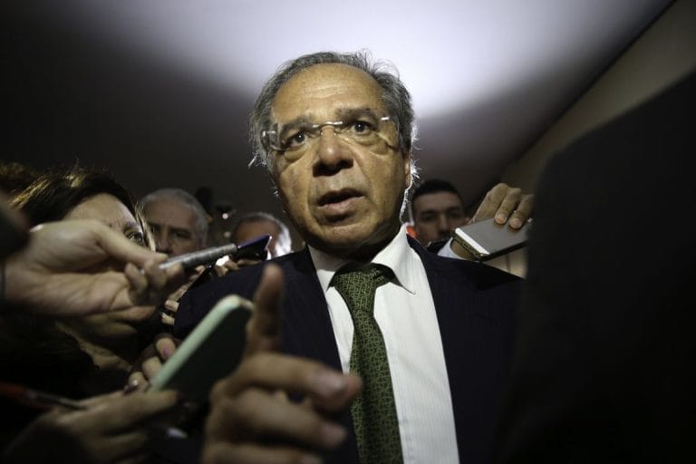 Ministro da Economia faz apelo ao empossar presidentes de bancos
