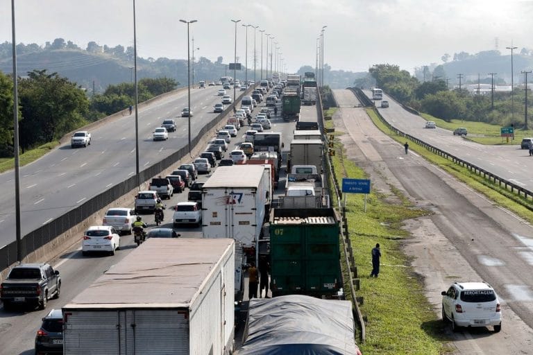 Movimento cresce em aeroportos, estradas e rodoviárias de São Paulo