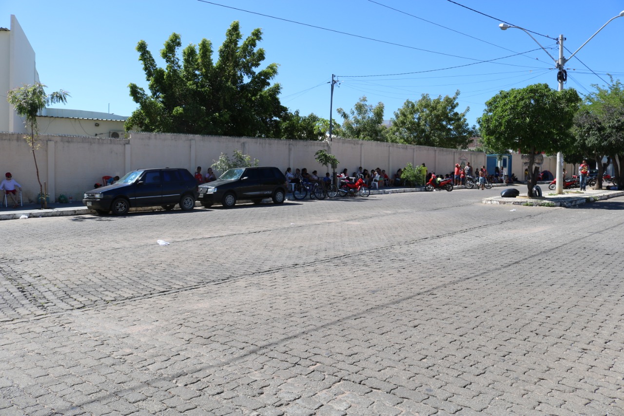 Para conseguir vaga em escola municipal de Guanambi pais enfrentam fila desde domingo (16)