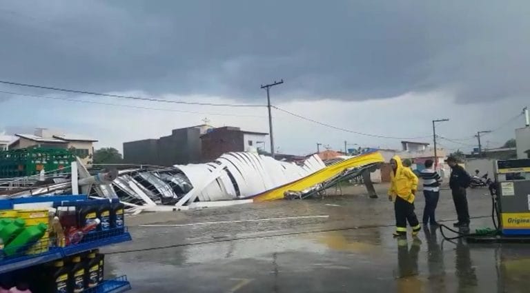 Temporal destrói cobertura de posto de combustível em Jequié