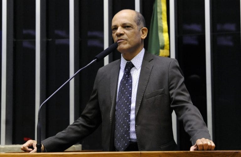 Proposta torna facultativa a antecipação do pagamento de férias