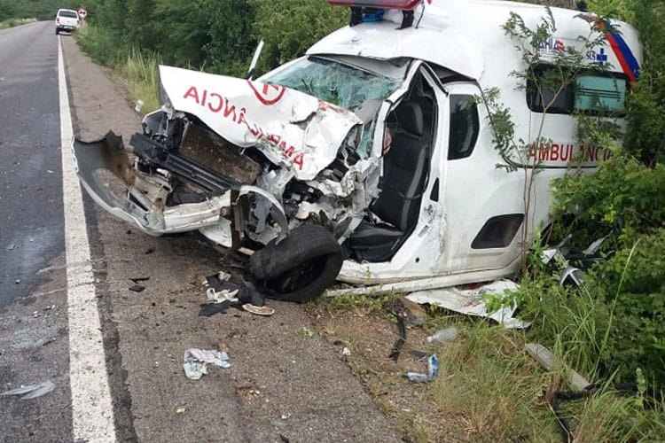 Motorista e duas pessoas ficam feridas após ambulância de Lagoa Real colidir com ônibus