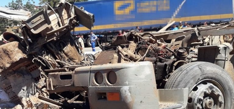 Acidente entre carreta e micro-ônibus deixa mortos e feridos na Chapada Diamantina