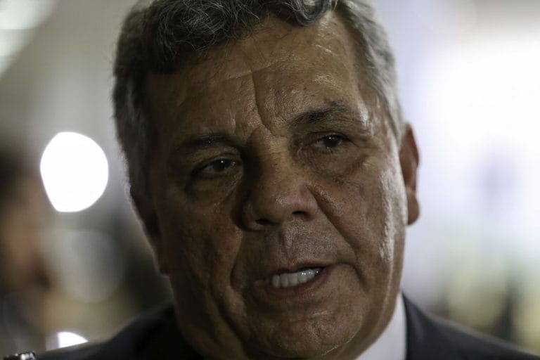 Decreto de posse de arma pode aumentar prazo de registro, diz Fraga