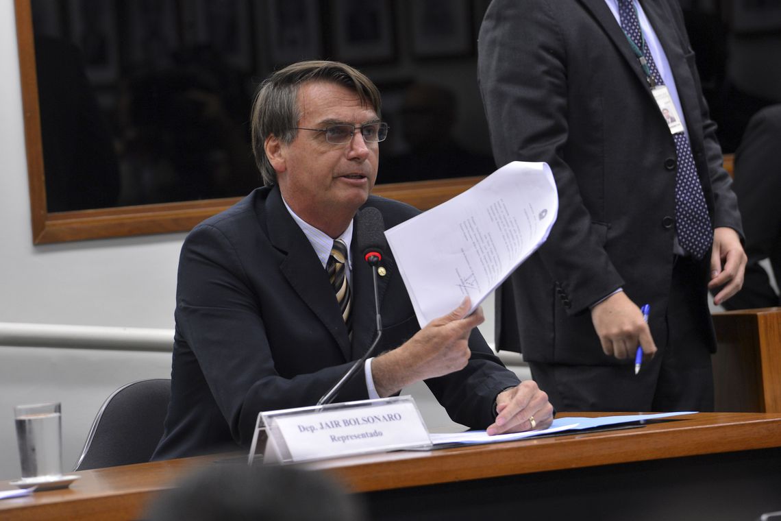 Bolsonaro elogia coordenador do Enem e critica doutrinação em escolas