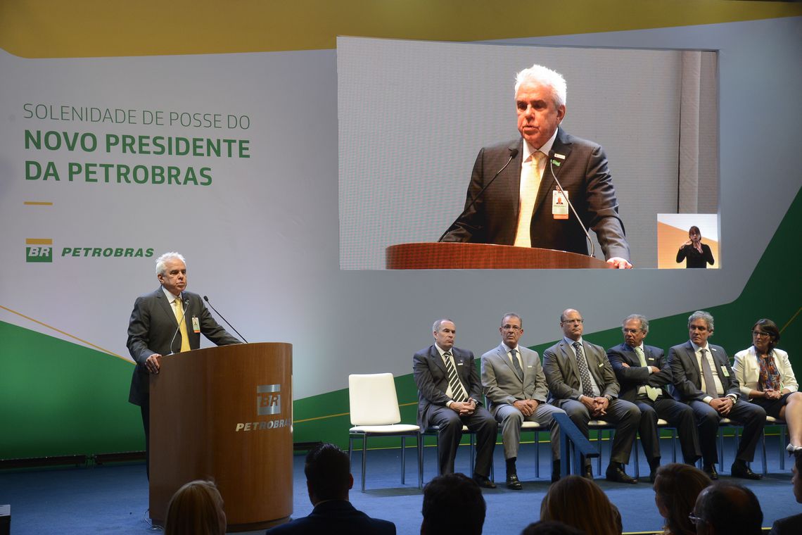 Castello Branco assume Petrobras com críticas a monopólio