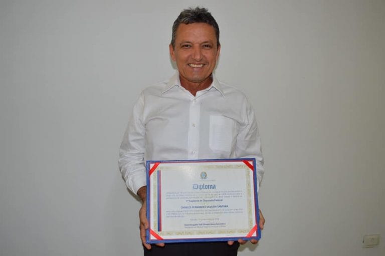 Advogado diz que não foi demitido e que Charles Fernandes se equivocou