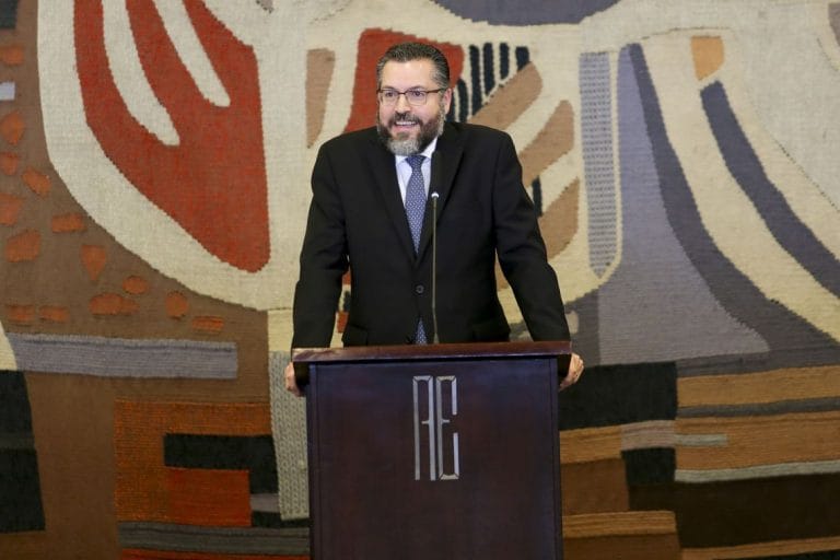 Cargos do Itamaraty serão ocupados por diplomatas de carreira