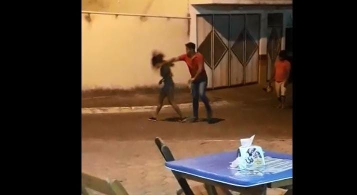 Caetité: Homem é preso pela PM, após agredir namorada em via pública